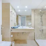 Apartment Modern In With Shared Pool *
