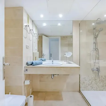 Apartment Modern In With Shared Pool *
