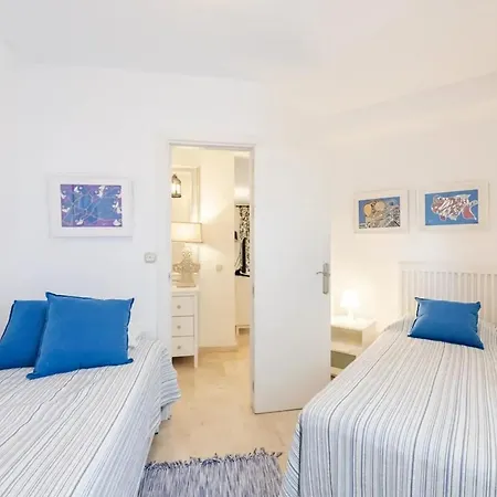 Modern In With Shared Pool Apartment