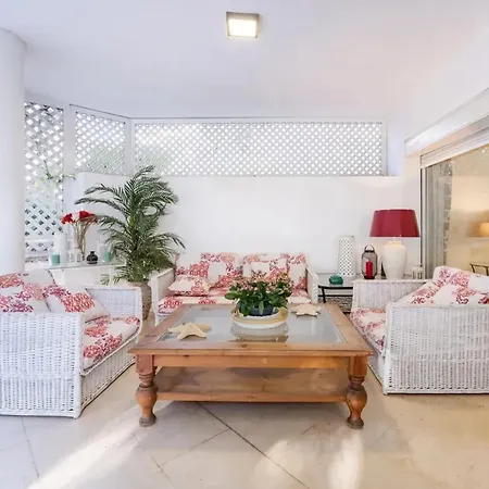 Modern In With Shared Pool Apartment *