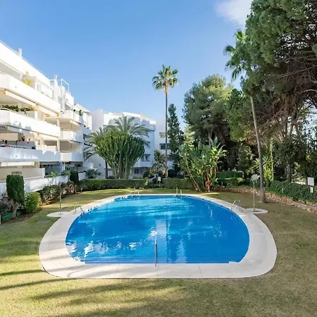 Modern In With Shared Pool Apartment