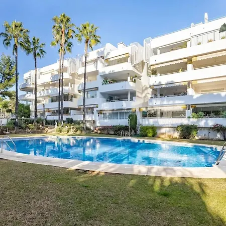 Modern In With Shared Pool Apartment *